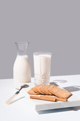 Vaso de leche y botella con galletas de canela	