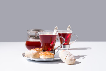 Té rojo con pasteles y dulces sobre mármol