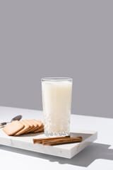 Vaso de leche con galletas de canela