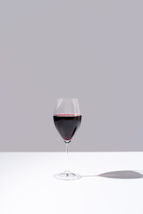 Copa de vino tinto sobre fondo gris