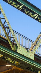 Structure d'un pont enjambant la Garonne, dans le Lot-et-Garonne