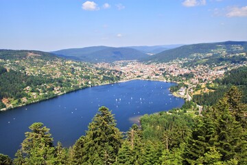 Fototapeta na wymiar Lac de Gérardmer, depuis l'observatoire des Mérelles 