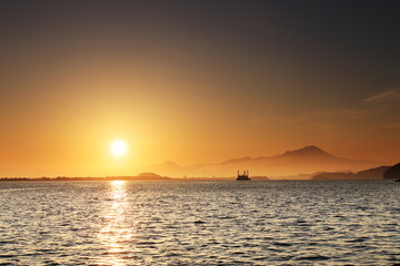 Fototapeta na wymiar 中海の向こうの伯耆大山と日の出