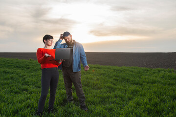 A woman agronomist and a young farmer