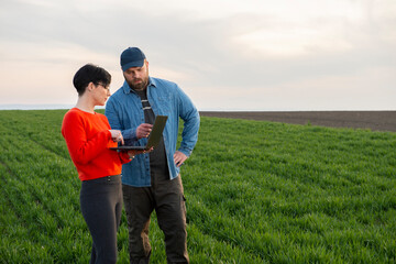 A woman agronomist and a young farmer