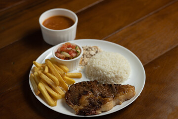 Contra filé grelhado com guarnições