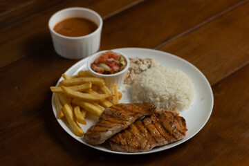Carne de Porco com guarnições, prato feito