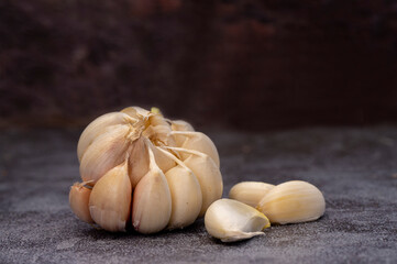 Dried garlic on the table