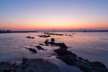 葉山町の海岸から夕方の富士山