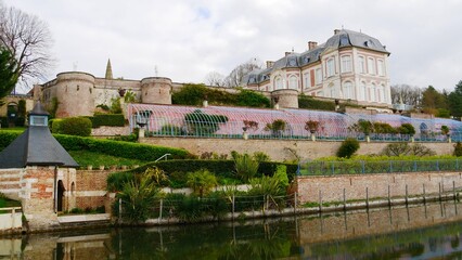 Fototapeta premium Château La folie de Buissy et sa serre tropicale sur la commune de Long en bord du fleuve de la Somme en France