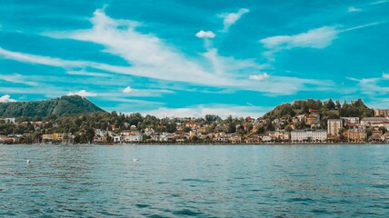 Fototapeta na wymiar Calm waters of lake Traunsee with the old Gmunden town in the background in Austria on a sunny day