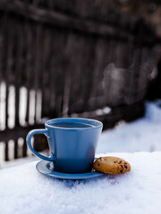 Niebieska filiżanka z ciastkiem na śniegu