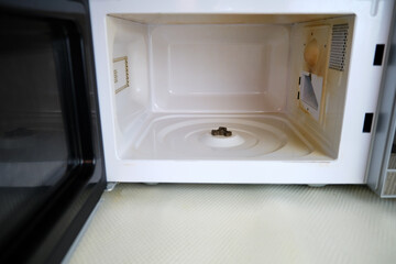 Repair of a sparkling microwave by replacing the mica plate. Broken microwave with self replacement burnt mica sheet