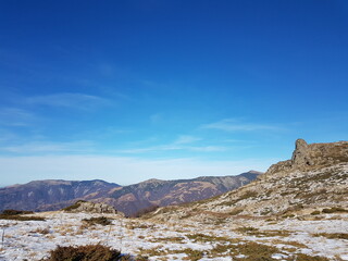 Fototapeta na wymiar Babin Zub, Velika Planina , Gipfel in Serbien. Gipfel im Balkangebirge, Südostserbien. Höhe beträgt 1780 m. Form eines Eckzahnes senkrecht in den Himmel.