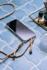 おしゃれなテーブルに置かれた女性のスマートフォン