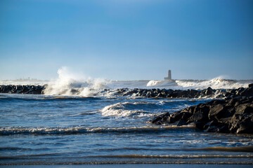 Matinée venteuse au bord de mer en hiver