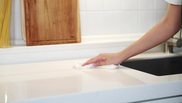 wipe the water off kitchen