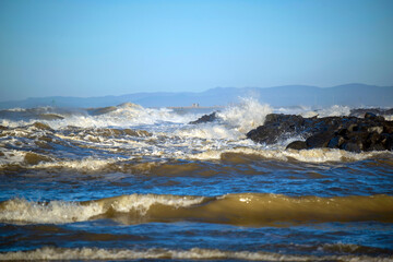 Matinée venteuse au bord de mer en hiver