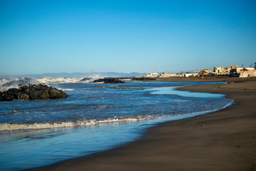 Matinée venteuse au bord de mer en hiver