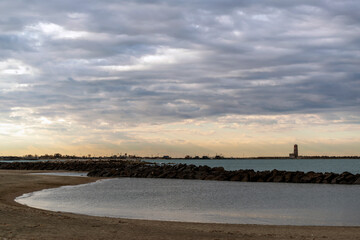 Calme matinée d'hiver au bord de mer