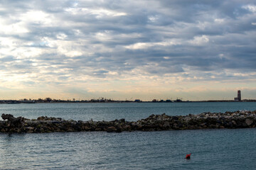 Calme matinée d'hiver au bord de mer