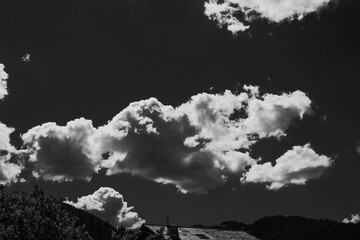 illustration d'un ciel noir avec ses gros nuages gris et blanc moutonneux