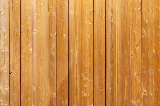 illustration de bois ici du lambris posé sur un mur de couleur marron lauré en un marron clair