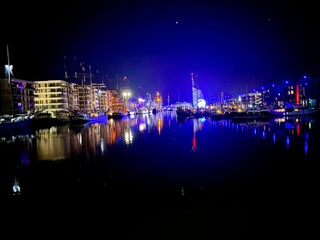 Obraz na płótnie Canvas Bremerhaven by Night: Faszinierende Lichter am Hafen
