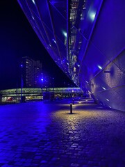 Mystische Atmosphäre vor dem Klimahaus Bremerhaven: Das dunkle violette Licht spiegelt sich in den...