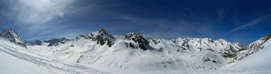 Fototapeta na wymiar Panorama der Berge bei der Rostocker Hütte im Winter