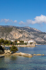 Villa K&eacute;rylos domin&eacute; par les montagnes depuis le sentier littoral de Saint-Jean-Cap-Ferrat