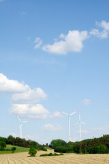 Windkraft, Windr&auml;der, Windenergie. Wolken Quellwolken  Felder, Wald,  Feldlandschaft,  Landschaft,  Mai