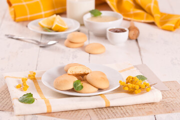 Cookies with lemon cream filling
