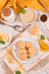 Cookies with lemon cream filling