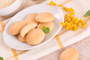 Cookies with lemon cream filling