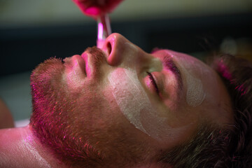soin du visage sur un homme