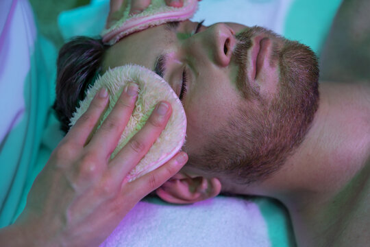 Soins esth&eacute;tiques en salon sur un homme