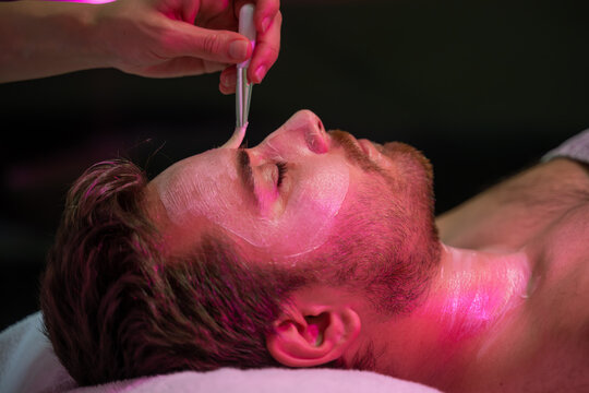 soin esth&eacute;tique sur le visage d'un homme barbu