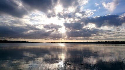 Obraz premium Beautiful shot of a bright sunny sky over a reflective blue lake