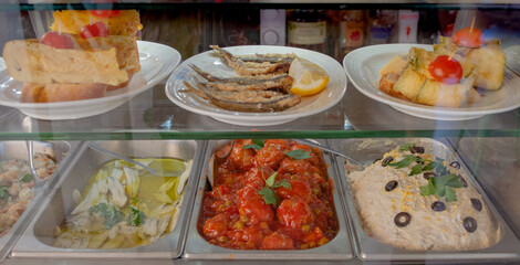 Expositor con diferentes platos para tapas de restaurante