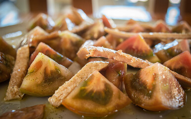Tomate picado con lomos de atún y aceite de oliva