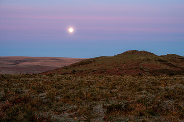 Vollmond über Dartmoor Hügel vor Sonnenaufgang