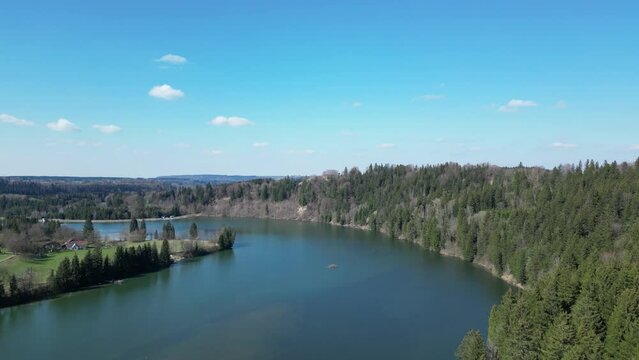 Luftaufnahme Lechstausee mit Wald bei blauem Himmel