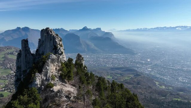 Vid&eacute;o a&eacute;rienne des 3 pucelles sous fond de la vall&eacute;e de Grenoble dans Alpes fran&ccedil;aises