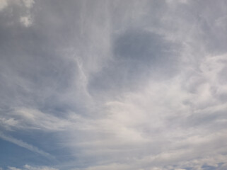 Obraz premium Bluish sky with white clouds in the morning