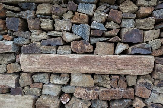 Muro com pedras de xisto em pilha com juntas entre elas
