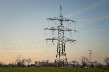 Ausbau der Stromtrassen, Versorgungssicherheit durch neue Strommasten.
