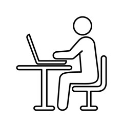 sylwetka mężczyzny siedzącego przy biurku z laptopem