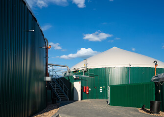 Technik an Gärbehältern einer neuen Biogasanlage.