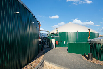 Technik an Gärbehältern einer neuen Biogasanlage. - obrazy, fototapety, plakaty
